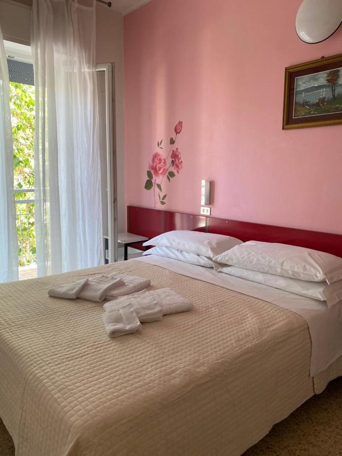 Hotel Nova Dhely Rimini Eksteriør bilde