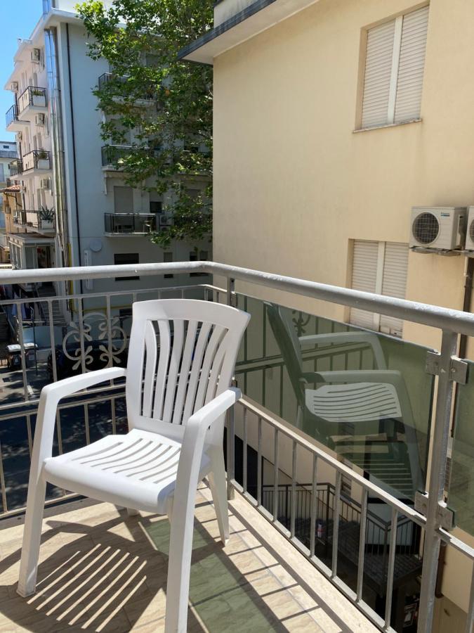 Hotel Nova Dhely Rimini Eksteriør bilde