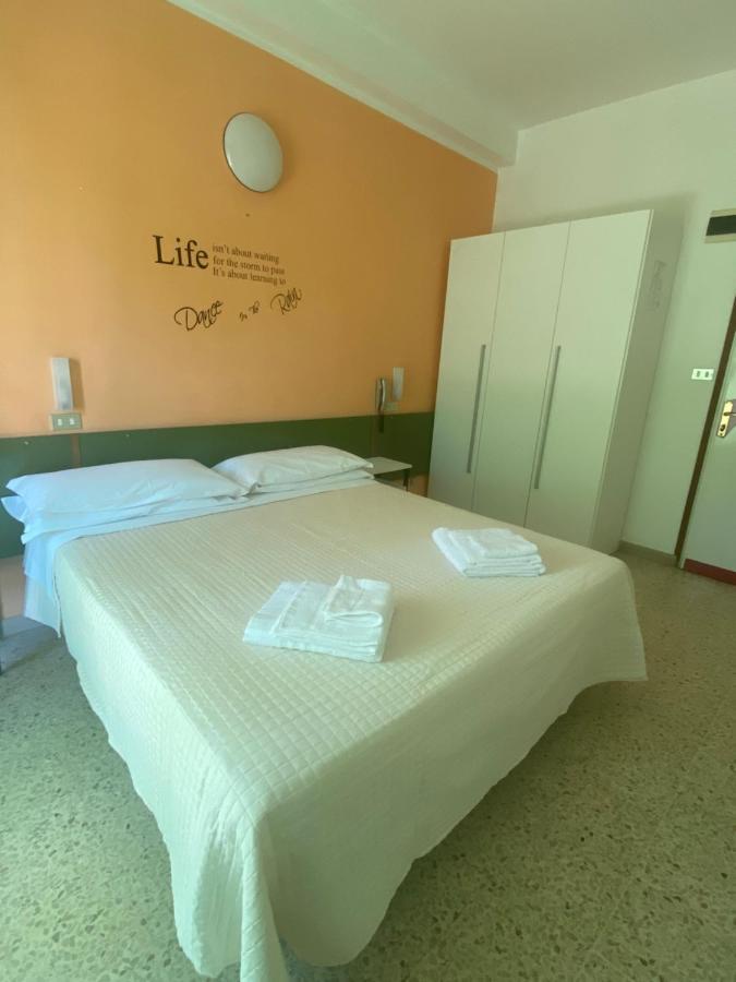 Hotel Nova Dhely Rimini Eksteriør bilde