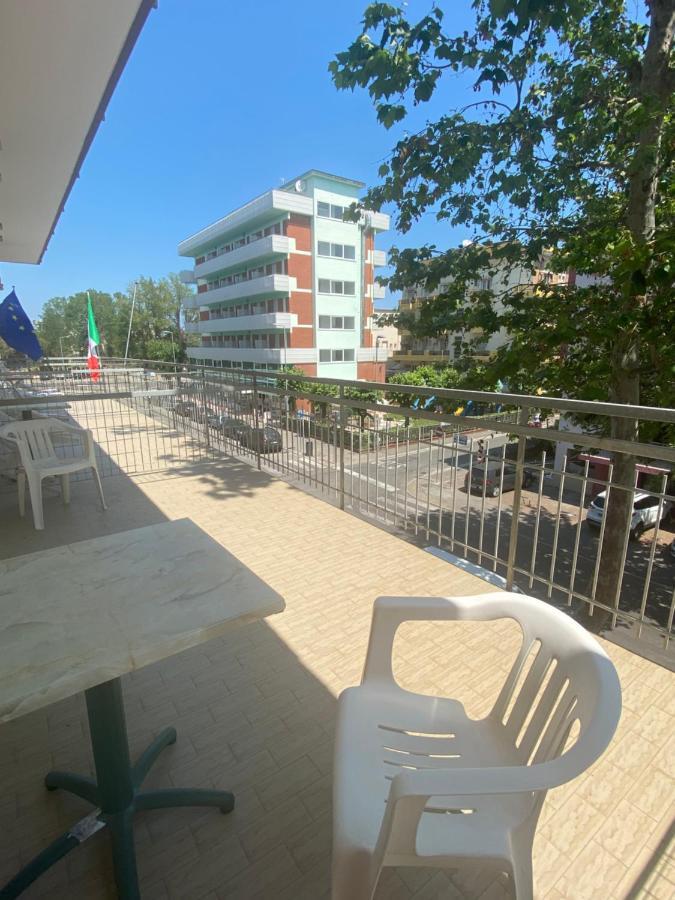 Hotel Nova Dhely Rimini Eksteriør bilde