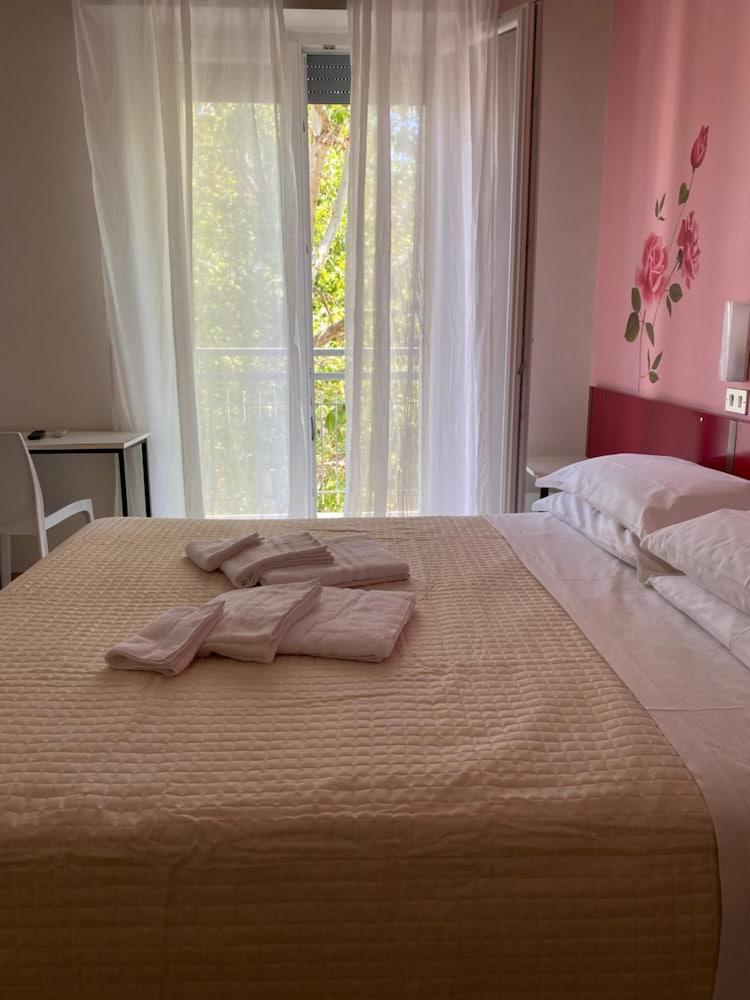 Hotel Nova Dhely Rimini Eksteriør bilde