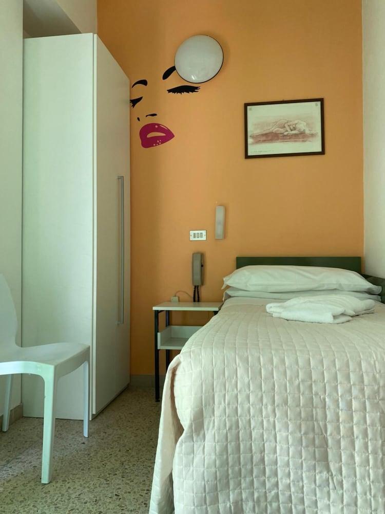 Hotel Nova Dhely Rimini Eksteriør bilde