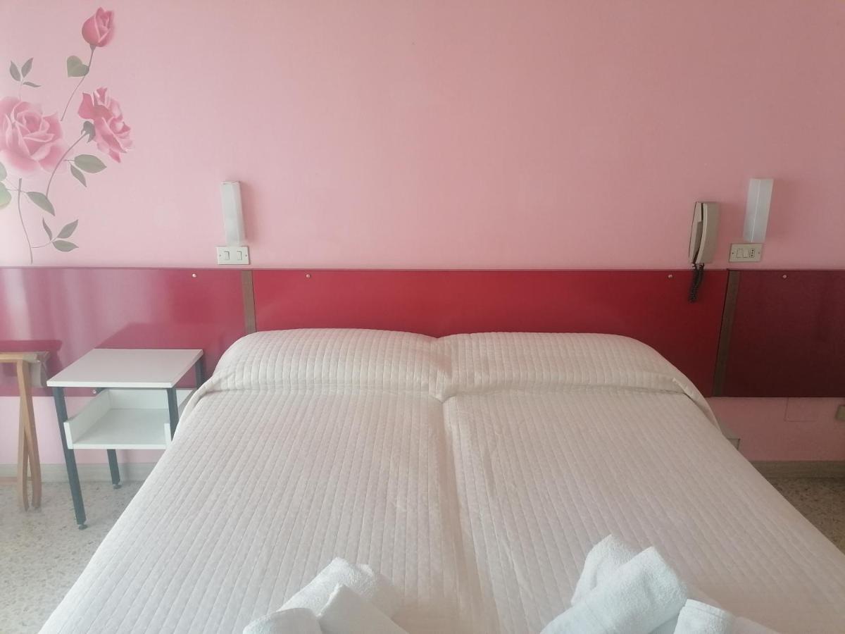 Hotel Nova Dhely Rimini Eksteriør bilde