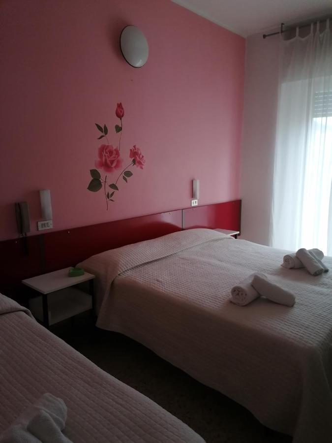 Hotel Nova Dhely Rimini Eksteriør bilde