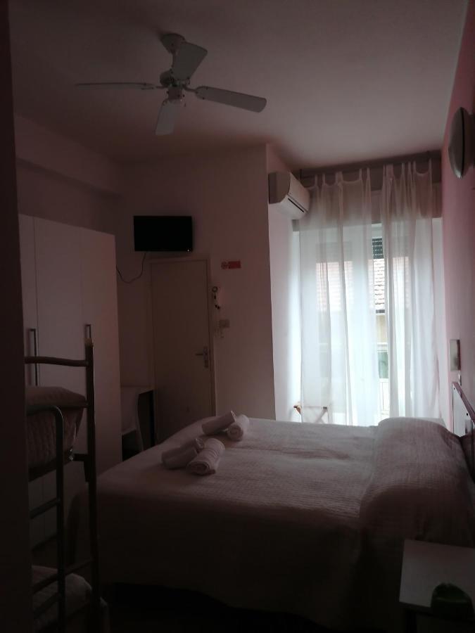 Hotel Nova Dhely Rimini Eksteriør bilde