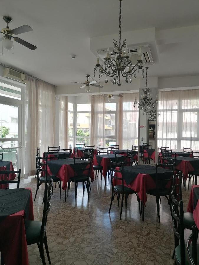 Hotel Nova Dhely Rimini Eksteriør bilde