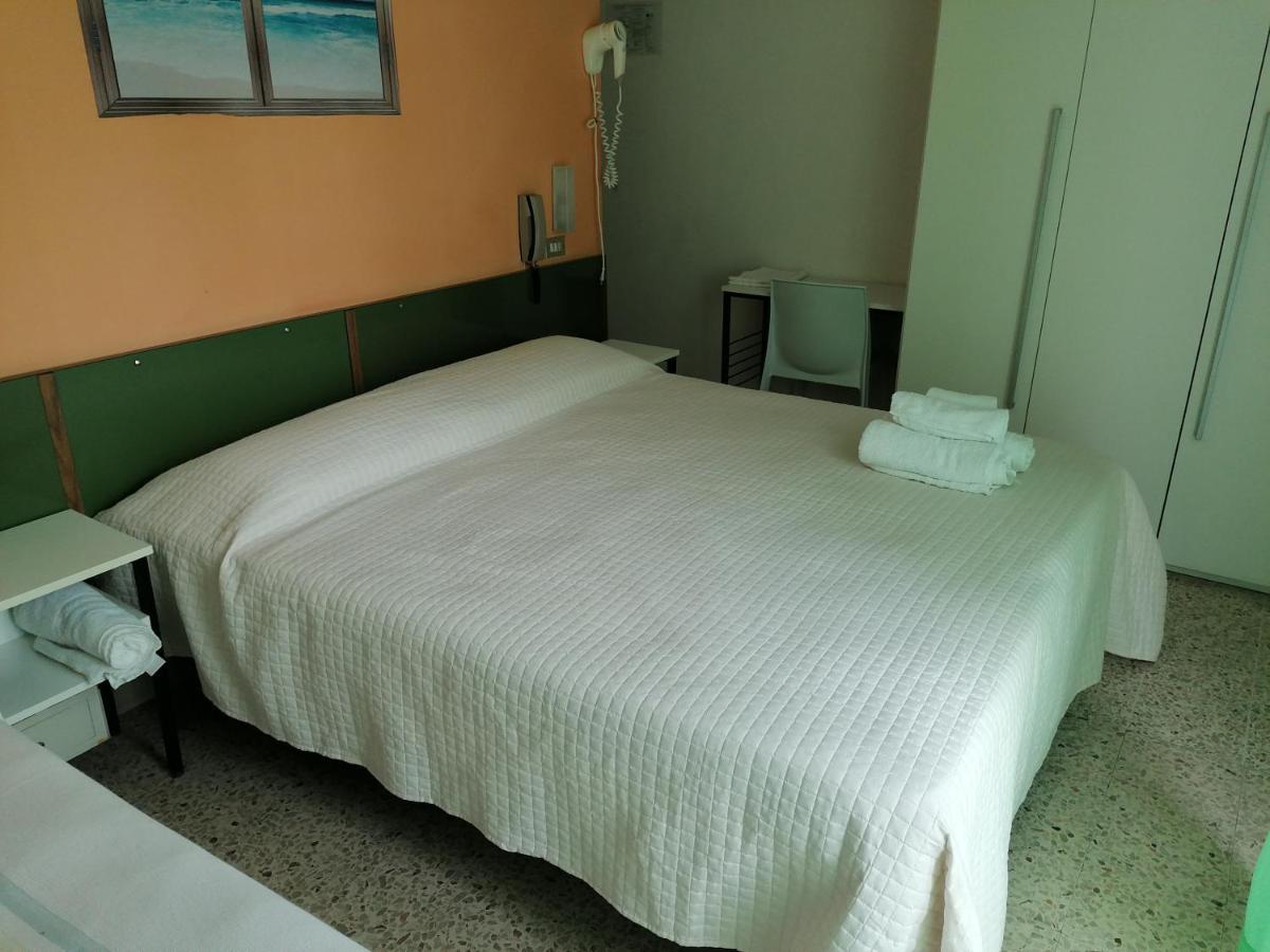 Hotel Nova Dhely Rimini Eksteriør bilde