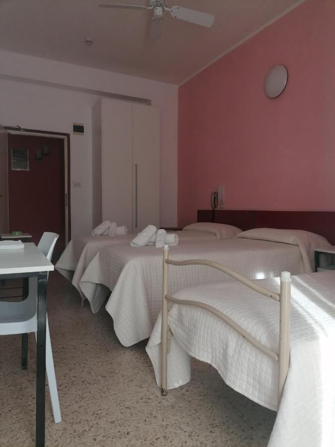 Hotel Nova Dhely Rimini Eksteriør bilde
