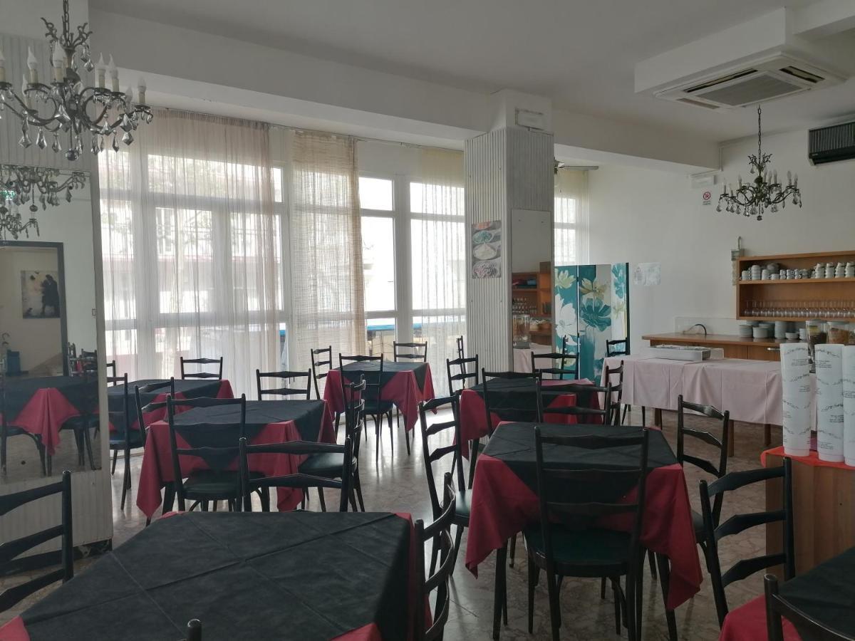 Hotel Nova Dhely Rimini Eksteriør bilde