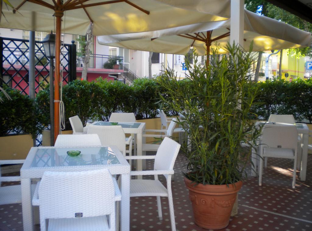 Hotel Nova Dhely Rimini Eksteriør bilde