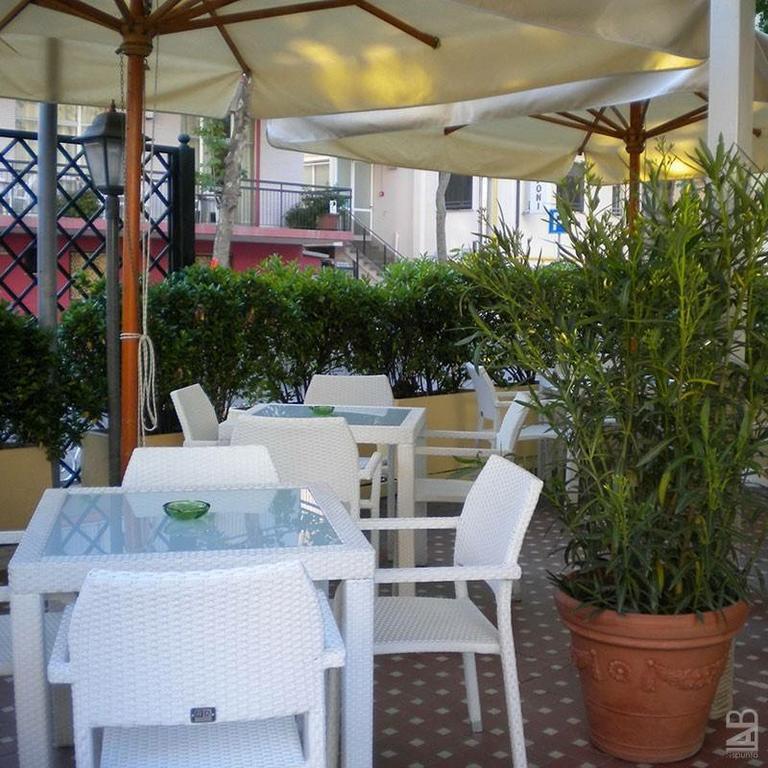 Hotel Nova Dhely Rimini Eksteriør bilde