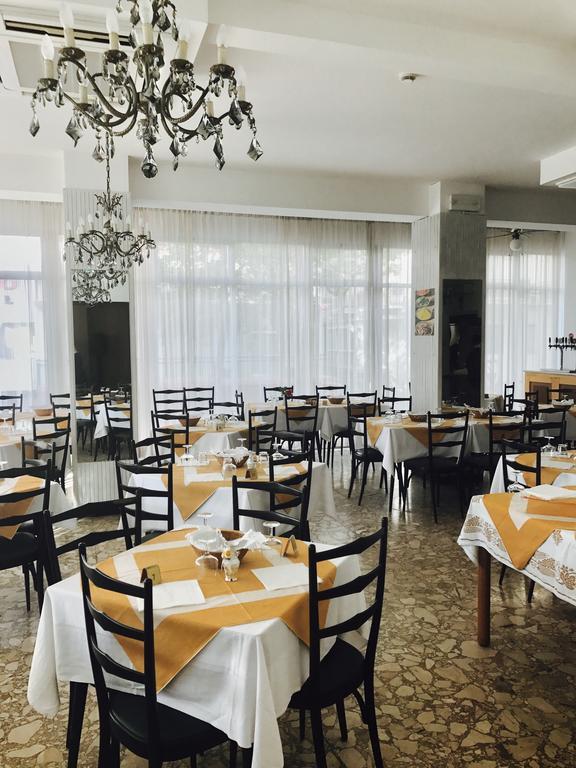 Hotel Nova Dhely Rimini Eksteriør bilde